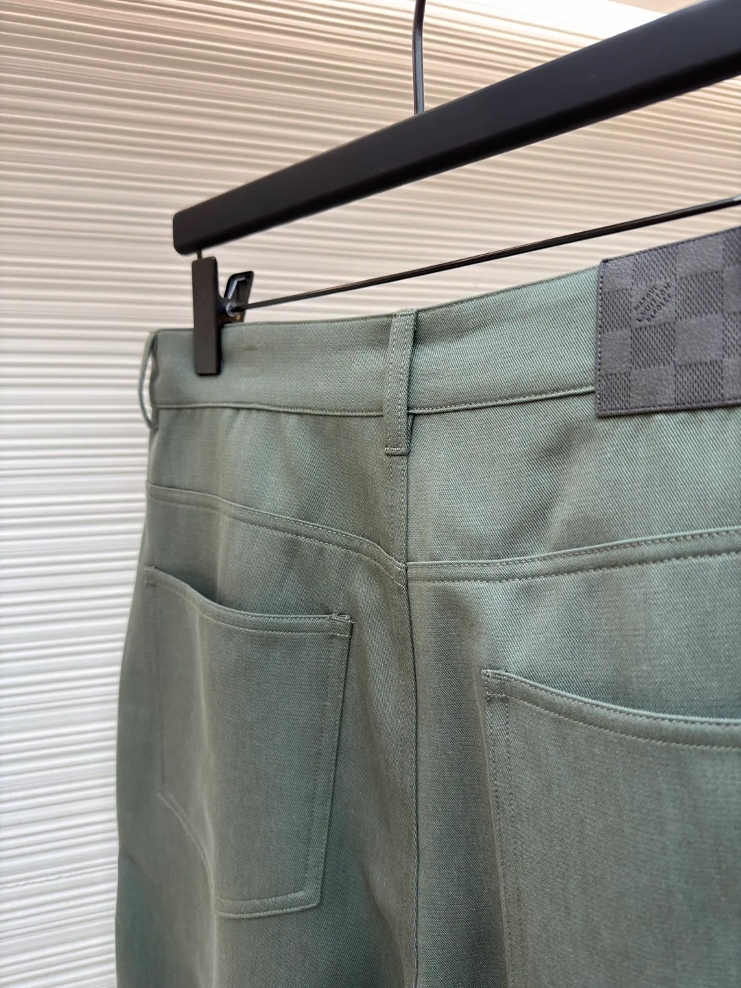 LOUIS VUITTON linen patch pocket overalls ●Original version: Purchased and developed at 13450 ●Item number: 1682125-A75 ●Fabric: linen fabric ●Technology: patch production ●Color: green ●Version: fitted version ●Weight: about 570 grams ●Size: S-M-L-XL ●Description: This overall is made of light linen canvas with a simple silhouette and is made of nubuck Damier The label on the back expresses the brand's style. It can be paired with the same work jacket to create a modern look, making it an everyday fashion choice in summer. Relaxed fit 100% linen Italian pockets Back patch pockets Nubuck label. The overall wiring is straight and delicate, the fabric is comfortable and soft, and the color is consistent without color difference. It can be matched with the same style to create a fashionable look and control various occasions. Customized accessories, complete with three standards, same style for men and women!